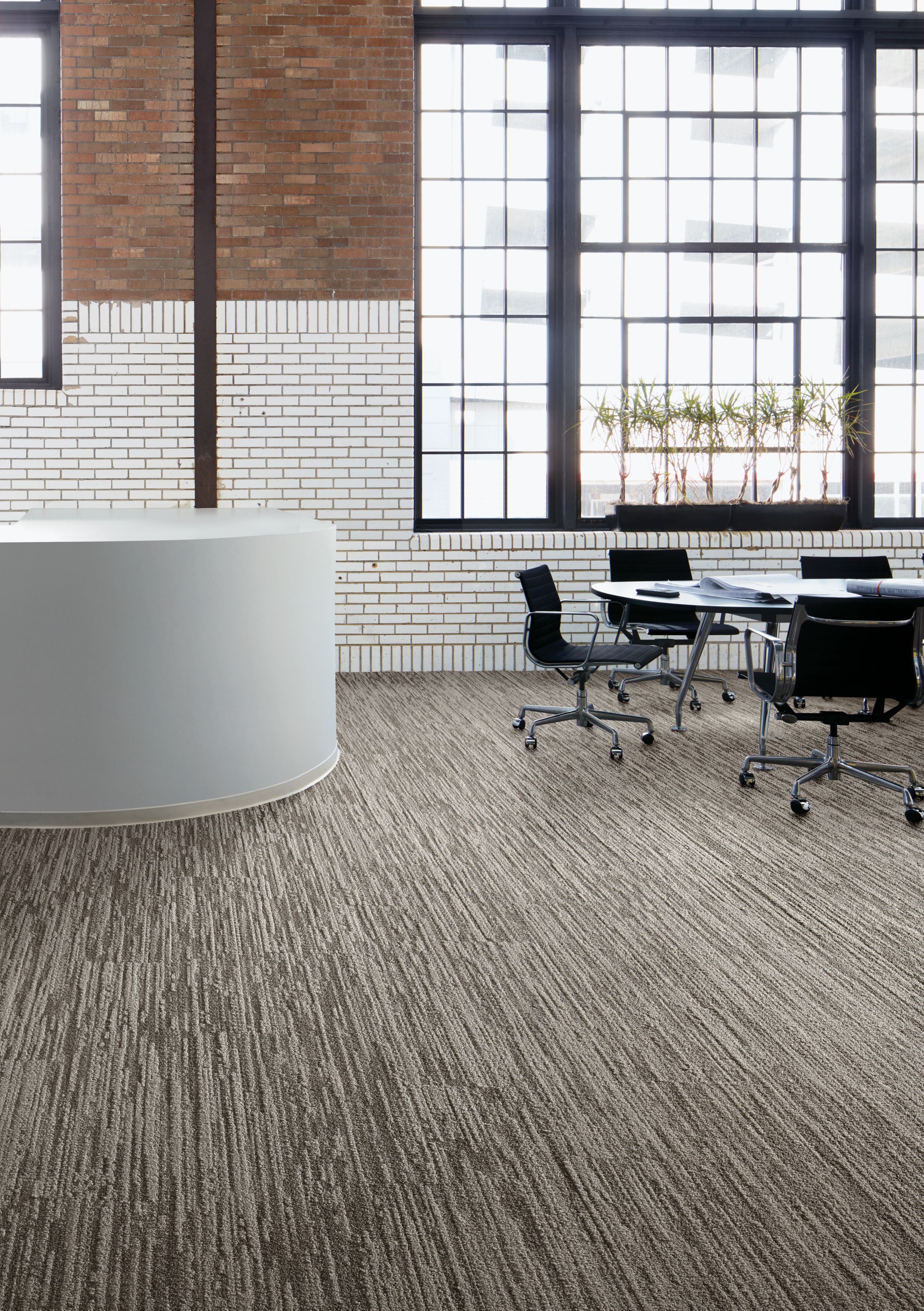 Interface Progression I plank carpet tile in meeting area with four chairs and table numéro d’image 1